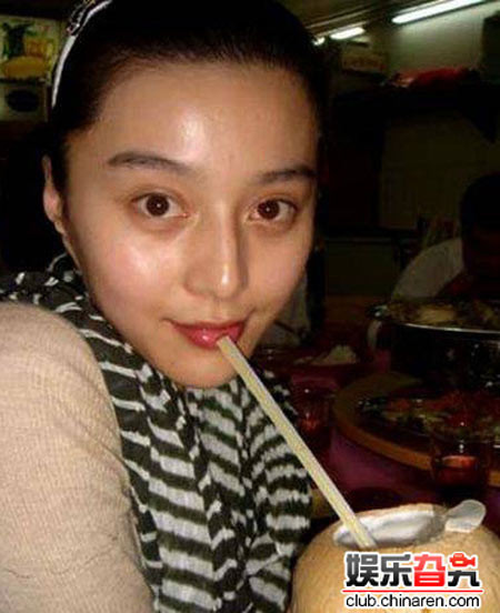 Không cần lớp trang điểm thật đậm, không cần kỹ thuật chỉnh sửa ảnh, khuôn mặt trái xoan của ngôi sao 31 tuổi vẫn rạng ngời xinh đẹp. Không cần lớp trang điểm thật đậm, không cần kỹ thuật chỉnh sửa ảnh, khuôn mặt trái xoan của ngôi sao 31 tuổi vẫn rạng ngời xinh đẹp.