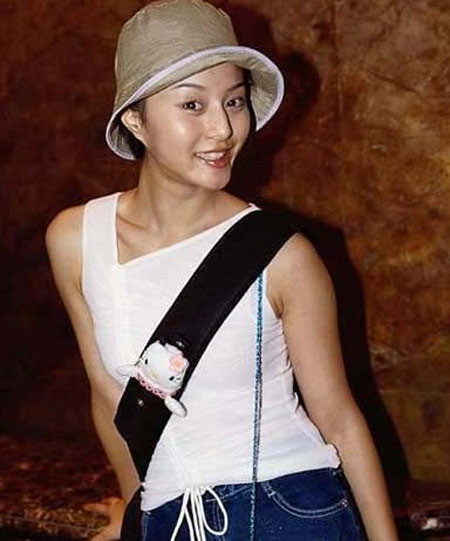 Cái thời xa xưa của Phạm Băng Băng lúc chưa nổi tiếng, mái tóc ngắn và khuôn mặt mộc, nhìn cô kém sắc hơn bây giờ rất nhiều. Cái thời xa xưa của Phạm Băng Băng lúc chưa nổi tiếng, mái tóc ngắn và khuôn mặt mộc, nhìn cô kém sắc hơn bây giờ rất nhiều.