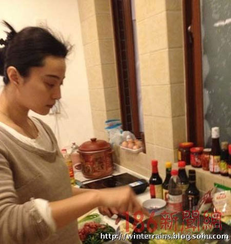 Không còn váy áo hàng hiệu, không có những lớp trang điểm khéo léo, và đặc biệt không có sự hỗ trợ đắc lực của kỹ thuật chỉnh sửa ảnh photoshop, nàng Hoa đán Phạm Băng Băng giữa đời thường cũng giản dị như bao người.. Tóc vấn cao, quần áo mặc ở nhà, ngôi sao điện ảnh Trung Quốc đang vào bếp trổ tài nội trợ. Không còn váy áo hàng hiệu, không có những lớp trang điểm khéo léo, và đặc biệt không có sự hỗ trợ đắc lực của kỹ thuật chỉnh sửa ảnh photoshop, nàng Hoa đán Phạm Băng Băng giữa đời thường cũng giản dị như bao người.. Tóc vấn cao, quần áo mặc ở nhà, ngôi sao điện ảnh Trung Quốc đang vào bếp trổ tài nội trợ.