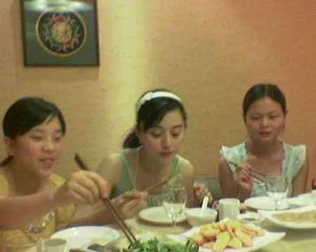 Không còn vẻ lộng lẫy mỗi khi xuất hiện chốn đông người, Phạm Băng Băng mặc áo hai dây, tóc buộc túm đằng sau và trang trí thêm một cái bờm rồi vui vẻ ăn uống cùng đám bạn Không còn vẻ lộng lẫy mỗi khi xuất hiện chốn đông người, Phạm Băng Băng mặc áo hai dây, tóc buộc túm đằng sau và trang trí thêm một cái bờm rồi vui vẻ ăn uống cùng đám bạn