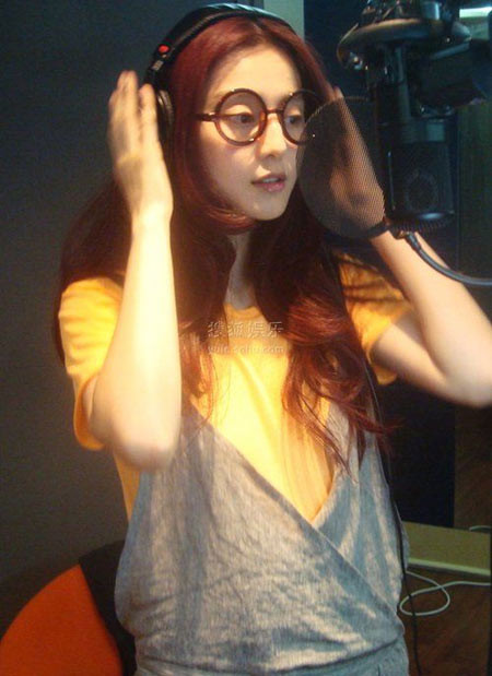 Vào phòng thu, nữ diễn viên Tuổi trẻ Bao Thanh Thiên ăn vận giản dị, tóc xõa dài, đeo một cặp kính to. Trông vẻ ngoài của họ Phạm dễ gần và thân thiện khác hẳn với những lúc kiêu sa trên thảm đỏ hay trên bìa tạp chí. Vào phòng thu, nữ diễn viên Tuổi trẻ Bao Thanh Thiên ăn vận giản dị, tóc xõa dài, đeo một cặp kính to. Trông vẻ ngoài của họ Phạm dễ gần và thân thiện khác hẳn với những lúc kiêu sa trên thảm đỏ hay trên bìa tạp chí.