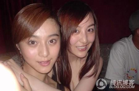 Trong một chuyến đi chơi với bạn bè, son phấn đã nhợt nhạt, lại không có bàn tay phù thủy của các kỹ thuật viên hình ảnh nên khuôn mặt được chụp trực diện của ngôi sao Núi Quan âm trông không được xinh tươi như mọi khi. Trong một chuyến đi chơi với bạn bè, son phấn đã nhợt nhạt, lại không có bàn tay phù thủy của các kỹ thuật viên hình ảnh nên khuôn mặt được chụp trực diện của ngôi sao Núi Quan âm trông không được xinh tươi như mọi khi.