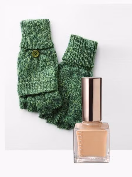 2. Hào phóng mà ấm áp: Móng màu nude đang thực sự trở thành "thời thượng" được nhiều người yêu thích trong thời gian gần đây. Sự kết hợp giữa 2 tông màu khác biệt: xanh lá và nude thể hiện bạn là một con người hào phóng nhưng hết sức giản dị và duyên dáng..