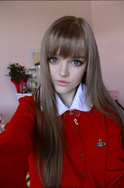 Kotakoti là cô bạn 9x người Mỹ mới nổi tiếng trên cả truyền hình lẫn báo chí nhờ sở hữu thân hình mảnh dẻ, mái tóc nâu vàng, khuôn mặt bầu bĩnh trắng hồng, đôi mắt xanh to tròn và làn môi cong căng mọng giống hệ búp bê Barbie. Xem thêm: Hotteen Bảo Trân rạng ngời bên "bạn trai"/ Các hot teen 2011 tạo dáng ngày Đông/"Tám" chuyện thời trang cùng Miss teen Xuân Mai/ Ngẩn ngơ ngắm Teen thời trang rạng rỡ bên hoa cải Kotakoti là cô bạn 9x người Mỹ mới nổi tiếng trên cả truyền hình lẫn báo chí nhờ sở hữu thân hình mảnh dẻ, mái tóc nâu vàng, khuôn mặt bầu bĩnh trắng hồng, đôi mắt xanh to tròn và làn môi cong căng mọng giống hệ búp bê Barbie. Xem thêm: Hotteen Bảo Trân rạng ngời bên "bạn trai"/ Các hot teen 2011 tạo dáng ngày Đông/"Tám" chuyện thời trang cùng Miss teen Xuân Mai/ Ngẩn ngơ ngắm Teen thời trang rạng rỡ bên hoa cải