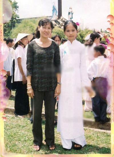 Tuy nhiên khác hẳn với nước da trắng nõn bây giờ, Ngọc Trinh hồi bé có vẻ đen hơn. Ảnh: Kênh 14.