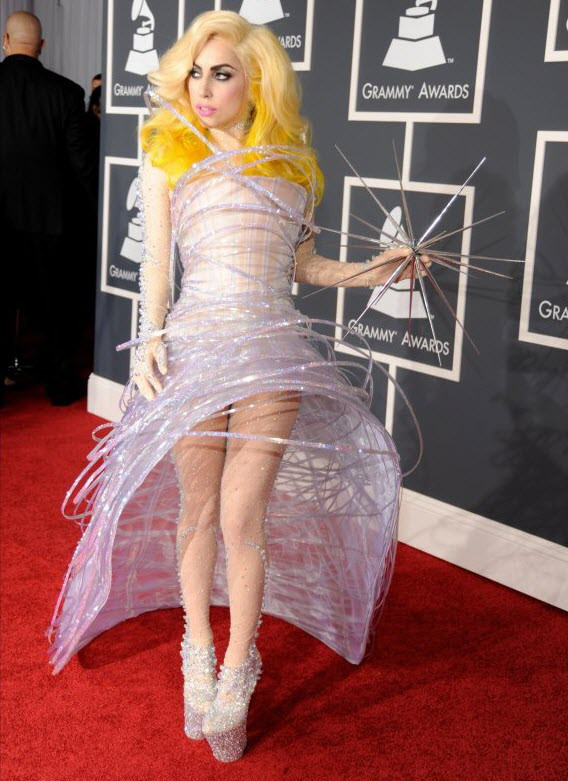 Lady Gaga với kiểu tóc vàng chóe và sắc sỡ đến tham dự lễ trao giải Grammy lần thứ 52 được diễn ra tại Staples Center năm 2010 tại Los Angeles, California. Bộ cánh tím nhạt lấy cảm hứng từ quỹ đạo chuyển động của những ngôi sao cùng đôi giày cao gót đính pha lê Swarovski lấp lánh nằm trong bộ sưu tập thời trang "siêu lập dị" của cô. Cô chia sẻ những bộ cánh đó phản ánh đúng tinh thần và chất nghệ sĩ của con người cô. Lady Gaga với kiểu tóc vàng chóe và sắc sỡ đến tham dự lễ trao giải Grammy lần thứ 52 được diễn ra tại Staples Center năm 2010 tại Los Angeles, California. Bộ cánh tím nhạt lấy cảm hứng từ quỹ đạo chuyển động của những ngôi sao cùng đôi giày cao gót đính pha lê Swarovski lấp lánh nằm trong bộ sưu tập thời trang "siêu lập dị" của cô. Cô chia sẻ những bộ cánh đó phản ánh đúng tinh thần và chất nghệ sĩ của con người cô.