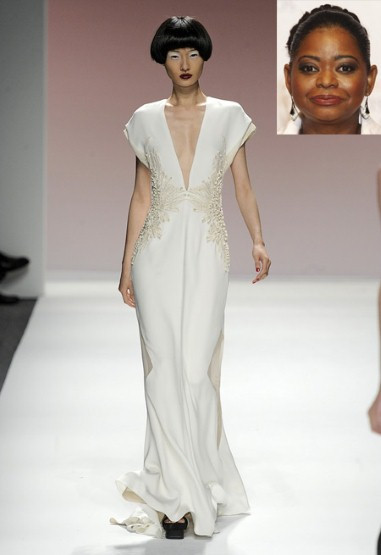 Diễn viên phim ‘The Help’ (Người giúp việc) thường phô diễn đường cong của mình trong những bộ đầm màu kem, và chiếc váy Bibhu Mohapatra với những chi tiết phức tạp và đường viền cổ áo này rất hợp với cô ấy. Diễn viên phim ‘The Help’ (Người giúp việc) thường phô diễn đường cong của mình trong những bộ đầm màu kem, và chiếc váy Bibhu Mohapatra với những chi tiết phức tạp và đường viền cổ áo này rất hợp với cô ấy.