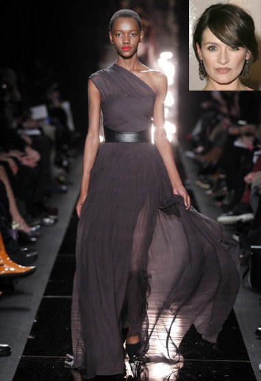 Nữ diễn viên người Anh, Emily Mortimer nên chọn chiếc váy màu sô-cô-la Monique Lhuillier cho nước da trắng của mình. Nữ diễn viên người Anh, Emily Mortimer nên chọn chiếc váy màu sô-cô-la Monique Lhuillier cho nước da trắng của mình.