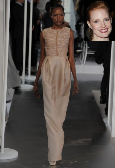 Ứng viên của đề cử Nữ diễn viên phụ xuất sắc nhất, Jessica Chastain, nên cân nhắc bộ đầm hồng Christian Dior này, nó rất hợp với mái tóc đỏ và làn da trắng của cô ấy. Ứng viên của đề cử Nữ diễn viên phụ xuất sắc nhất, Jessica Chastain, nên cân nhắc bộ đầm hồng Christian Dior này, nó rất hợp với mái tóc đỏ và làn da trắng của cô ấy.