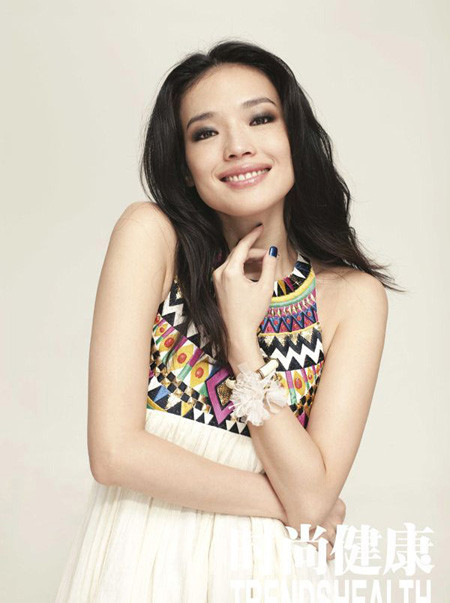 Thư Kỳ mặc dù đã bước sang tuổi 30 nhưng cô vẫn sở hữu một khuôn mặt xinh đẹp, dáng người hoàn hảo và đôi mắt đa tình. Trong ảnh cô trang điểm thật đơn giản, mái tóc cũng buông thả tự nhiên không kiểu cách. Nhưng vẻ đẹp ngày càng mặn mà của cô thì ai cũng nhận thấy. Thư Kỳ mặc dù đã bước sang tuổi 30 nhưng cô vẫn sở hữu một khuôn mặt xinh đẹp, dáng người hoàn hảo và đôi mắt đa tình. Trong ảnh cô trang điểm thật đơn giản, mái tóc cũng buông thả tự nhiên không kiểu cách. Nhưng vẻ đẹp ngày càng mặn mà của cô thì ai cũng nhận thấy.