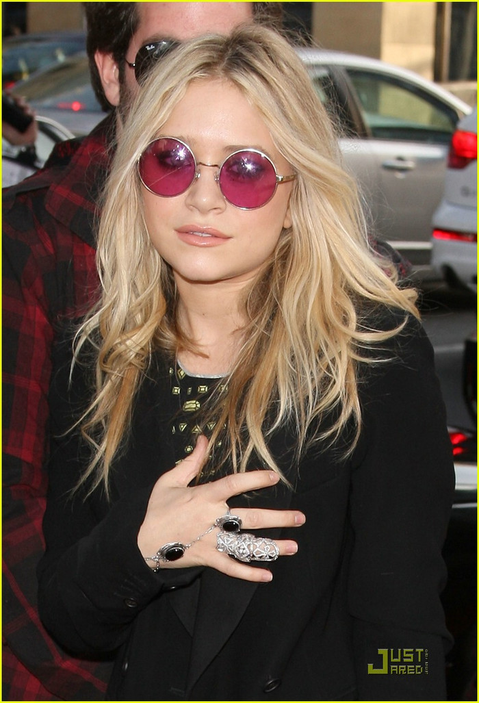 Mary-Kate Olsen là những người là một trong những người khấy động trào lưu đeo kính gọng tròn trong năm vừa rồi. Mary-Kate Olsen là những người là một trong những người khấy động trào lưu đeo kính gọng tròn trong năm vừa rồi.