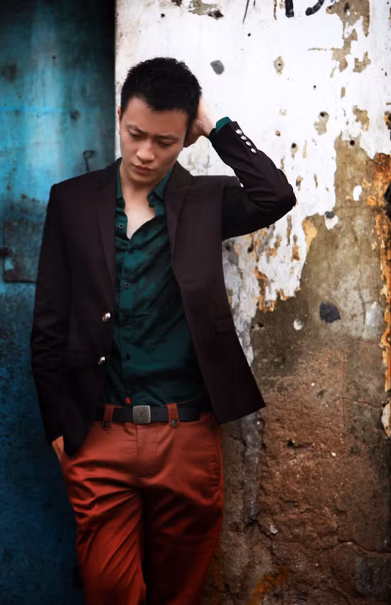 Một bộ trang phục phối áo xanh trạng nguyên với quần đỏ không chê vào đâu được của "hot boy tuổi 30".