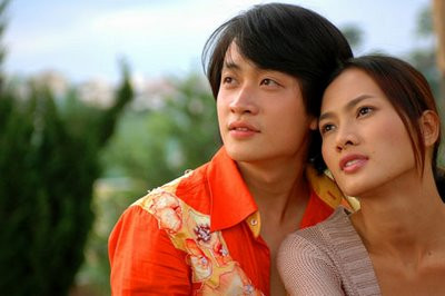 Nhìn lại các bộ phim mà anh đóng vai chính, hầu như trong phim nào, anh ấy cũng diện màu "rực rỡ sắc xuân". Đây là chiếc áo cam chói lóa cùng với kiểu tóc lãng tử thời Tuyết nhiệt đới. Nhìn lại các bộ phim mà anh đóng vai chính, hầu như trong phim nào, anh ấy cũng diện màu "rực rỡ sắc xuân". Đây là chiếc áo cam chói lóa cùng với kiểu tóc lãng tử thời Tuyết nhiệt đới.