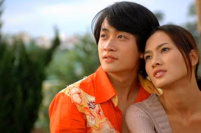 Nhìn lại các bộ phim mà anh đóng vai chính, hầu như trong phim nào, anh ấy cũng diện màu "rực rỡ sắc xuân". Đây là chiếc áo cam chói lóa cùng với kiểu tóc lãng tử thời Tuyết nhiệt đới.