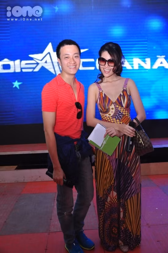 Trong chương trình Ngôi sao của năm do báo Ngôi sao tổ chức, MC Lương Mạnh Hải cũng nổi "bần bật" với áo thun đỏ, có phần "hồi teen" với áo khoác xanh coban cột ngang thắt lưng và giày cùng tone xanh.