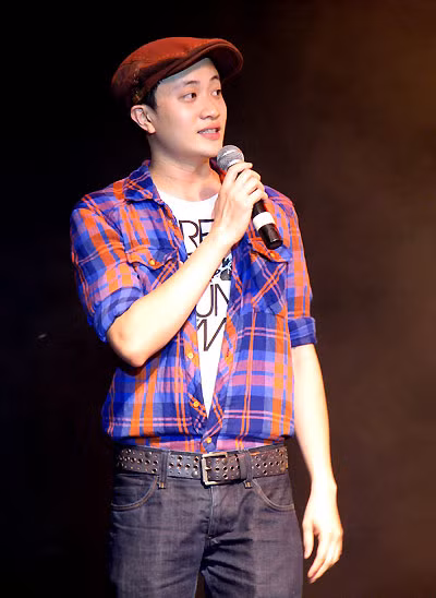 Áo sơ-mi caro nổi bần bật cũng chiếm kha khá diện tích trong tủ đồ của anh. Chính những bộ trang phục phối màu ổn và trẻ trung thế này đã giúp LMH "ăn gian" tuổi đáng kể.