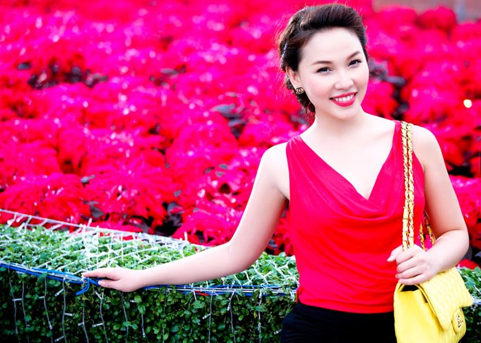 Đam mê thời trang và rất có ý thức làm đẹp. Quỳnh Thư thường hướng về những thiết kế mang đậm nét nữ tính như chính tính cách của cô.