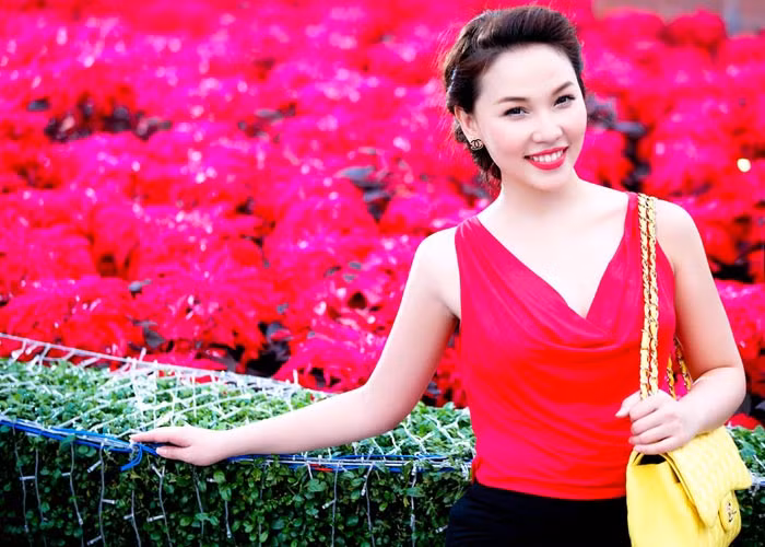 Đam mê thời trang và rất có ý thức làm đẹp. Quỳnh Thư thường hướng về những thiết kế mang đậm nét nữ tính như chính tính cách của cô. Đam mê thời trang và rất có ý thức làm đẹp. Quỳnh Thư thường hướng về những thiết kế mang đậm nét nữ tính như chính tính cách của cô.