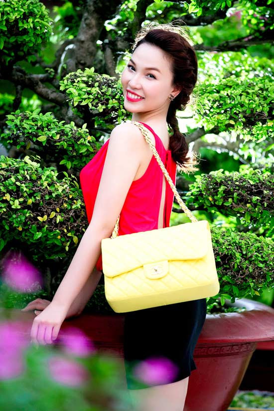 Sắc màu tươi tắn trong trang phục khiến Quỳnh Thư thêm nổi bật