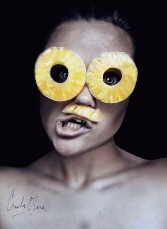 Hồn nhiên với dứa. Xem thêm: 5 tông trang điểm yêu thích của mỹ nhân Việt/ Khiếp hãi sao Việt trang điểm "lỡ tay"/ Xu hướng trang điểm Xuân 2012 / Độc đáo với cách trang điểm tone hai màu