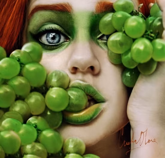 Nhìn chung, Otero vẫn toát lên vẻ ngây thơ với cặp mắt to tròn đầy biểu cảm và cá tính mạnh mẽ qua những gam mầu sặc sỡ. Xem thêm: 5 tông trang điểm yêu thích của mỹ nhân Việt/ Khiếp hãi sao Việt trang điểm "lỡ tay"/ Xu hướng trang điểm Xuân 2012 / Độc đáo với cách trang điểm tone hai màu