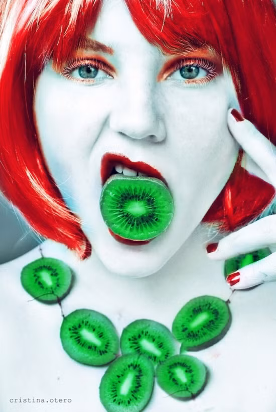 Táo bạo với kiwi. Xem thêm: 5 tông trang điểm yêu thích của mỹ nhân Việt/ Khiếp hãi sao Việt trang điểm "lỡ tay"/ Xu hướng trang điểm Xuân 2012 / Độc đáo với cách trang điểm tone hai màu