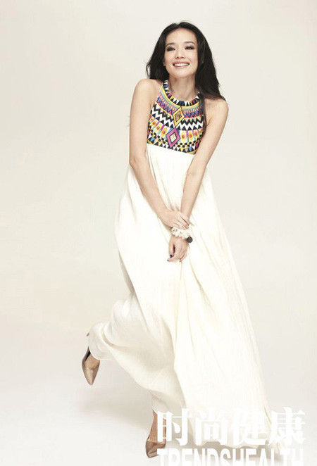 Mặc dù cô từng dính vào scandal ảnh sex với nam tài tử bất trị Trần Quán Hy , một loạt ảnh “nóng” được xem là của nữ diễn viên này cùng một đoạn video clip 30 giây ghi lại cảnh cô đang tắm được tung lên mạng, nhưng người đẹp này rất mạnh mẽ để vượt qua cú sốc tinh thần này. Phần thân trên của váy là những khối màu đa sắc trẻ trung, không cầu kỳ rườm rà với những phụ kiện quá nổi, Thư Kỳ diện chiếc vòng hoa trắng đơn giản nhưng cùng tone với chân váy làm toát lên vẻ thanh lịch và tao nhã của "người đẹp scandal". Mặc dù cô từng dính vào scandal ảnh sex với nam tài tử bất trị Trần Quán Hy , một loạt ảnh “nóng” được xem là của nữ diễn viên này cùng một đoạn video clip 30 giây ghi lại cảnh cô đang tắm được tung lên mạng, nhưng người đẹp này rất mạnh mẽ để vượt qua cú sốc tinh thần này. Phần thân trên của váy là những khối màu đa sắc trẻ trung, không cầu kỳ rườm rà với những phụ kiện quá nổi, Thư Kỳ diện chiếc vòng hoa trắng đơn giản nhưng cùng tone với chân váy làm toát lên vẻ thanh lịch và tao nhã của "người đẹp scandal".