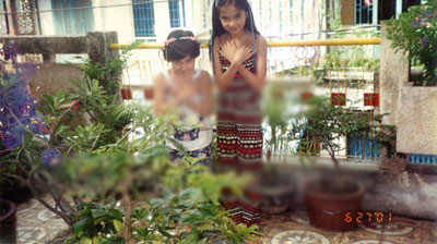 Ngọc Trinh và những giây phút nghịch ngợm thuở còn thơ. Ảnh: Kênh 14.