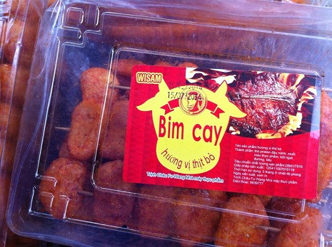 Mỗi miếng "Bim cay hương vị bò" được bán với giá 1.000 đồng. Mỗi miếng "Bim cay hương vị bò" được bán với giá 1.000 đồng.