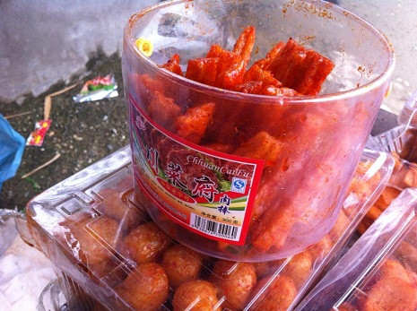 Một sản phẩm được cho là làm từ thịt bò nhưng nhãn mác được ghi hoàn toàn bằng chữ Trung Quốc. Một sản phẩm được cho là làm từ thịt bò nhưng nhãn mác được ghi hoàn toàn bằng chữ Trung Quốc.