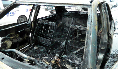 Chiếc xe bốc cháy trơ khung.