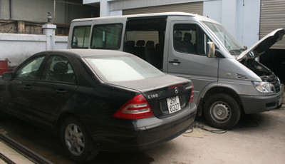 Chiếc C180 tại xưởng sửa chữa An Du (ảnh: H.Ngân).