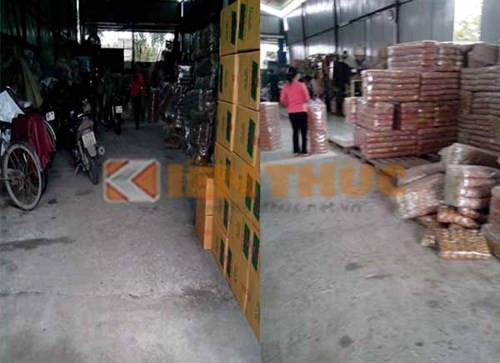 Nhiều bịch bim bim bị công nhân vứt xuống nền đất. Nhiều bịch bim bim bị công nhân vứt xuống nền đất.