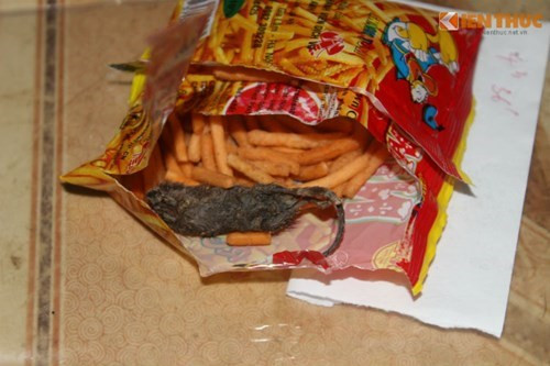 Chuột chết khô trong gói bim bim Nicki SnackTom. Chuột chết khô trong gói bim bim Nicki SnackTom.
