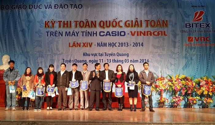 Trao giải cho các thầy cô giáo có học sinh đạt giải Nhất khu vực thi Tuyên Quang. Trao giải cho các thầy cô giáo có học sinh đạt giải Nhất khu vực thi Tuyên Quang.