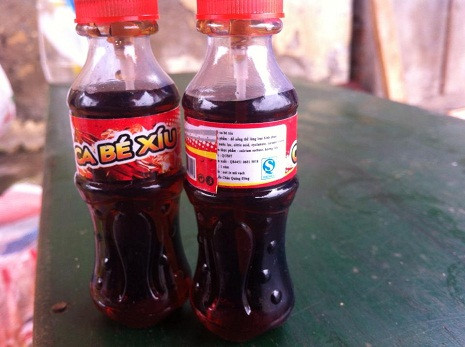 Chai nước với tên gọi "Cô ca bé xíu" được các em nhỏ ở Bắc Giang yêu thích.