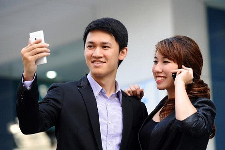 Giờ đây các bạn trẻ không cần phải tìm thông tin trên báo mà chỉ cần gửi tin nhắn là có dịch vụ tổng hợp thông tin theo yêu cầu. Giờ đây các bạn trẻ không cần phải tìm thông tin trên báo mà chỉ cần gửi tin nhắn là có dịch vụ tổng hợp thông tin theo yêu cầu.