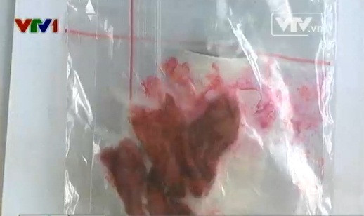 Hình ảnh mẫu thịt lợn màu đỏ được ghi lại tại Viện kiểm nghiệm ATVSTP Quốc gia. (Ảnh cắt từ clip VTV) Hình ảnh mẫu thịt lợn màu đỏ được ghi lại tại Viện kiểm nghiệm ATVSTP Quốc gia. (Ảnh cắt từ clip VTV)