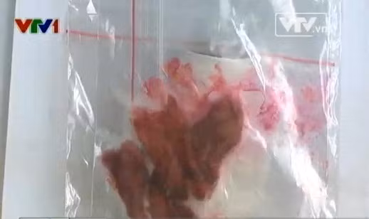 Hình ảnh mẫu thịt lợn màu đỏ được ghi lại tại Viện kiểm nghiệm ATVSTP Quốc gia. (Ảnh cắt từ clip VTV)