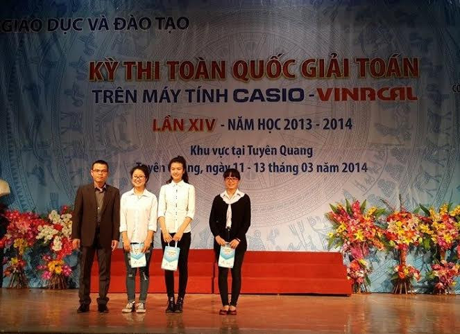 Ông Nguyễn Đắc Lực, đại diện Nhà Tài trợ BITEX trao giải cho học sinh đạt điểm tối đa (50/50). Ông Nguyễn Đắc Lực, đại diện Nhà Tài trợ BITEX trao giải cho học sinh đạt điểm tối đa (50/50).