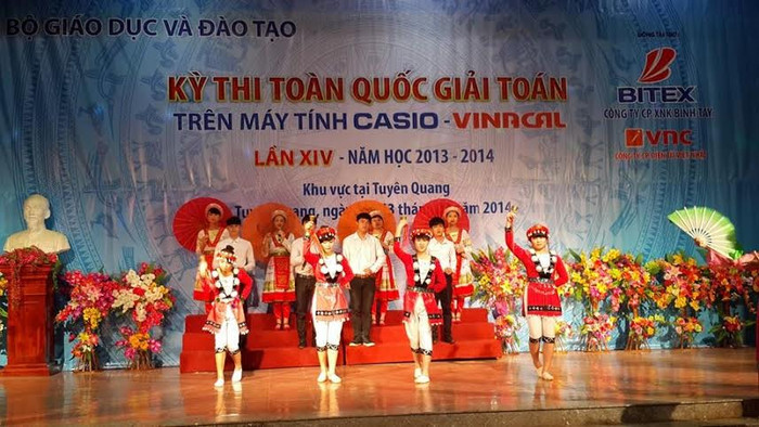 Tiết mục “Cô giáo về bản” của các em học sinh trường Dân tộc Nội trú Tuyên Quang chúc mừng thành công của kỳ thi. Tiết mục “Cô giáo về bản” của các em học sinh trường Dân tộc Nội trú Tuyên Quang chúc mừng thành công của kỳ thi.