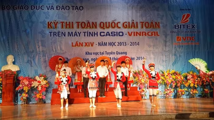 Tiết mục “Cô giáo về bản” của các em học sinh trường Dân tộc Nội trú Tuyên Quang chúc mừng thành công của kỳ thi.