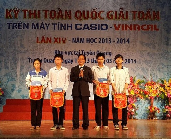 Nhà giáo Hoàng Văn Thinh, Tỉnh uỷ viên, Giám đốc Sở GD-ĐT Tuyên Quang, Chủ tịch Hội đồng thi khu vực Tuyên Quang trao giải cho các học sinh đạt giải đặc biệt. Nhà giáo Hoàng Văn Thinh, Tỉnh uỷ viên, Giám đốc Sở GD-ĐT Tuyên Quang, Chủ tịch Hội đồng thi khu vực Tuyên Quang trao giải cho các học sinh đạt giải đặc biệt.