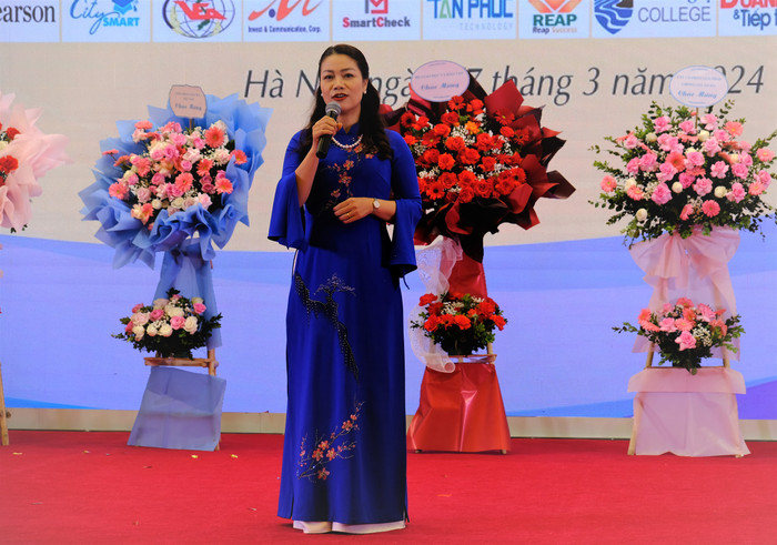 Bà Nguyễn Thị Minh Thu - Phó Viện trưởng Viện nghiên cứu và đào tạo doanh nhân APEC, Tổng thư ký Hiệp hội nữ doanh nhân doanh nghiệp nhỏ và vừa Việt Nam đồng thời quản lý và điều hành 3 doanh nghiệp chia sẻ tại buổi lễ. Ảnh: Phạm Thi. GDVN_su kien (8).JPG