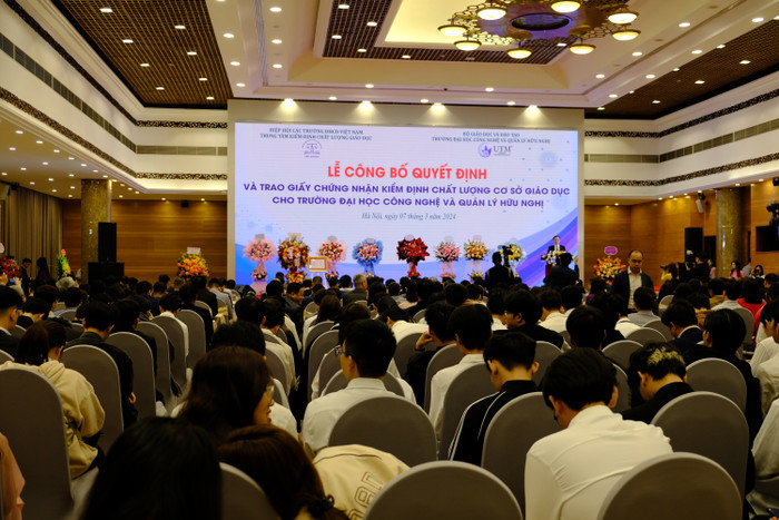 Toàn cảnh Lễ công bố quyết định và trao giấy chứng nhận kiểm định chất lượng cơ sở giáo dục cho Trường Đại học Công nghệ và Quản lý Hữu Nghị. GDVN_su kien (95).JPG