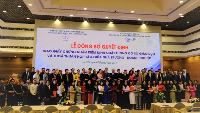 Các đại biểu chụp ảnh lưu niệm cùng lãnh đạo Trường Đại học Công nghệ và Quản lý Hữu Nghị. GDVN_su kien (28).JPG