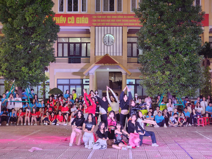 Không riêng các thí sinh, học sinh toàn trường cũng "cháy" hết mình cùng âm nhạc, giải tỏa stress sau những giờ học căng thẳng (Ảnh: Phạm Linh)