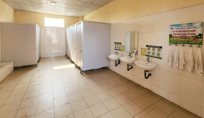 Sau mỗi ca học sinh nghỉ giải lao, nhà vệ sinh được các bác lao công quét dọn sạch sẽ, không để nước đọng gây mất vệ sinh (Ảnh: Phạm Linh) Sau mỗi ca học sinh nghỉ giải lao, nhà vệ sinh được các bác lao công quét dọn sạch sẽ, không để nước đọng gây mất vệ sinh (Ảnh: Phạm Linh)