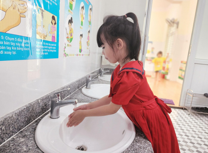Công trình vệ sinh đảm bảo chất lượng từ đó phụ huynh yên tâm hơn khi gửi trẻ sinh hoạt cả ngày tại trường (Ảnh: Phạm Linh) Công trình vệ sinh đảm bảo chất lượng từ đó phụ huynh yên tâm hơn khi gửi trẻ sinh hoạt cả ngày tại trường (Ảnh: Phạm Linh)
