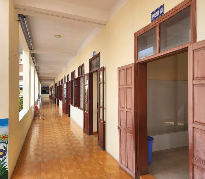 Mỗi tầng của Trường Tiểu học Đằng Lâm đều có khu nhà vệ sinh dành cho học sinh và giáo viên (Ảnh: Phạm Linh) Mỗi tầng của Trường Tiểu học Đằng Lâm đều có khu nhà vệ sinh dành cho học sinh và giáo viên (Ảnh: Phạm Linh)